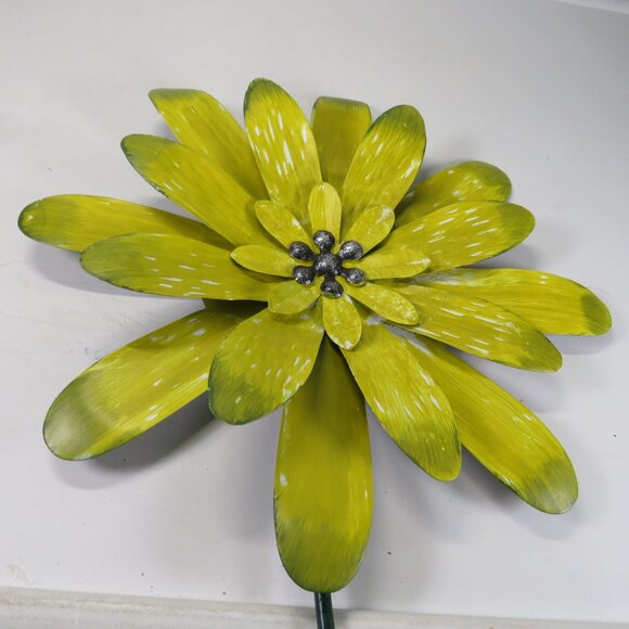Yellow Flower Metal Yard Decor Stake all metal (no moving parts) - Picture 3 of 13